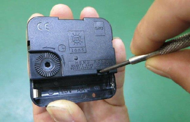 Replacement of quartz clock movement